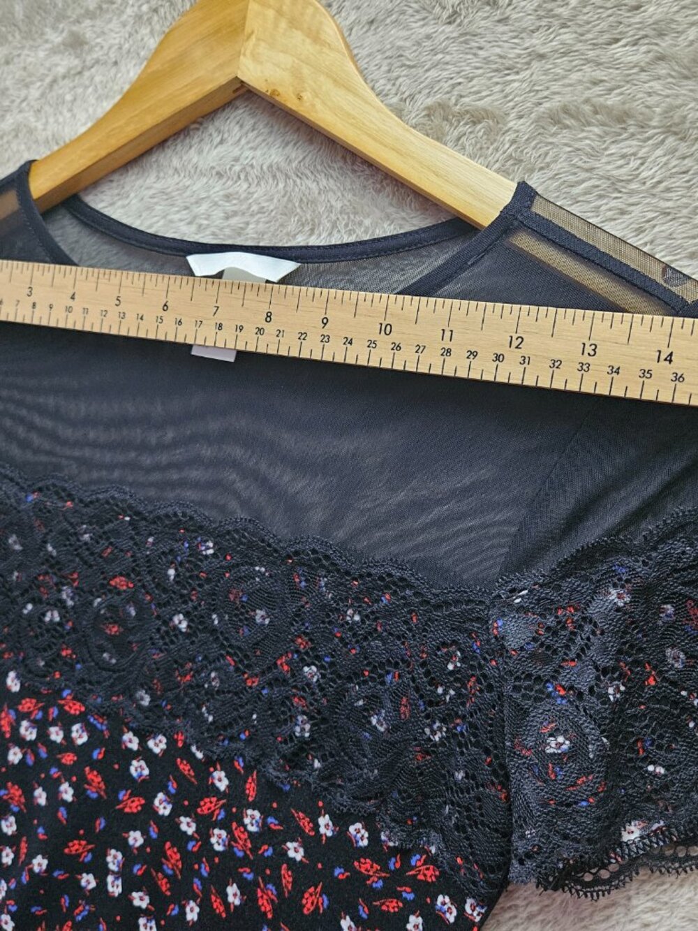 H&M Floral Print Short-Sleeve Top wtih Black Mesh Neckline Lace Detailing Size 0 - Picture 4 of 6